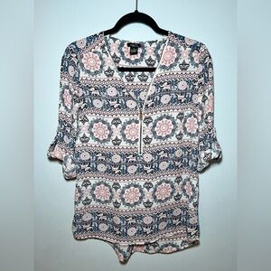 RUE 21 WOMENS SMALL WHITE / PINK ELEPHANT PAISLEY ZIP NECK BLOUSE